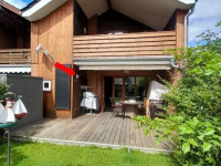 Hausansicht mit Holzterrasse